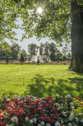 Deutschland, Baden-Württemberg, Ludwigsburg, Schloss Ludwigsburg, Springbrunnen im Park - PVCF01265