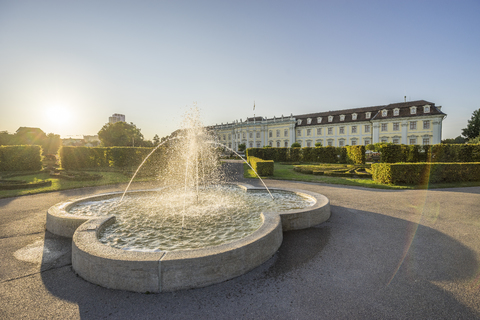 Deutschland, Baden-Württemberg, Ludwigsburg, Schloss Ludwigsburg, Springbrunnen am Abend, lizenzfreies Stockfoto