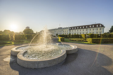 Deutschland, Baden-Württemberg, Ludwigsburg, Schloss Ludwigsburg, Springbrunnen am Abend - PVCF01271