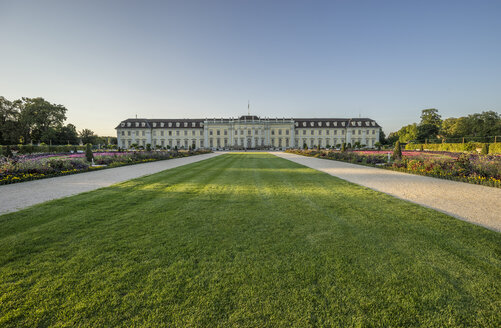 Deutschland, Baden-Württemberg, Ludwigsburg, Ludwigsburger Schloss am Abend - PVCF01272