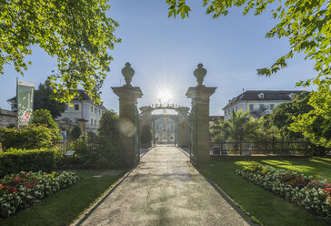 Deutschland, Baden-Württemberg, Ludwigsburg, Schloss Ludwigsburg, Eingang gegen die Sonne - PVCF01278