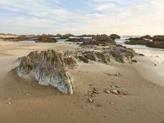 South Africa, Western Cape, Knysna, Buffalo Bay, rocky beach - CVF00071