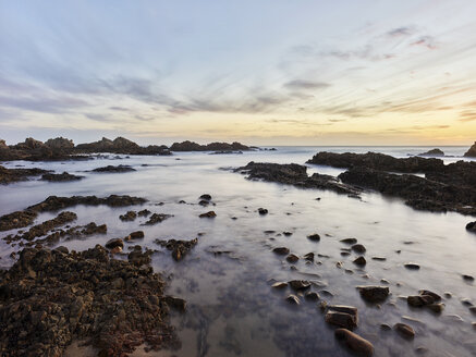 Südafrika, Western Cape, Knysna, Buffalo Bay am Abend - CVF00073