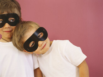 Porträt von zwei lächelnden kleinen Jungen mit schwarzen Augenmasken - FSF00987