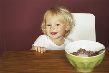 Porträt eines lächelnden kleinen Jungen am Frühstückstisch - FSF00988
