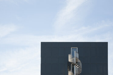 Deutschland, München, Fassade eines modernen Bürogebäudes mit Wendeltreppe - FCF01333