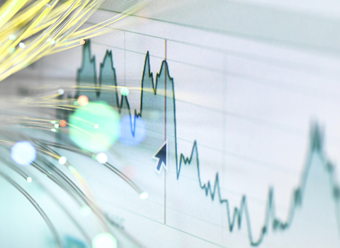 Finanzcharts und Lichtwellenleiter, die innovative Börsenentwicklungen symbolisieren, lizenzfreies Stockfoto