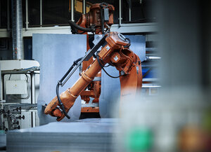 Industrieller Roboterarm für die Metallbearbeitung - CVF00079