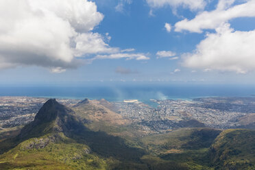 Mauritius, Blick auf den Schneckenfelsen und Port Louis - FOF09800