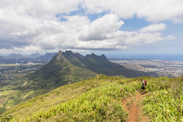 Mauritius, Berg Le Pouce, Schneckenfelsen und Port Louis, Wanderer - FOF09802