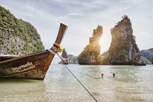 Thailand, Phang Nga Bay, verankertes Longtail-Boot - RORF01060