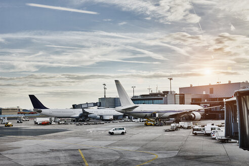 Flugzeuge und Fahrzeuge auf dem Vorfeld bei Sonnenuntergang - RORF01062