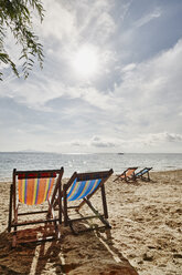 Thailand, Phi Phi Inseln, Ko Phi Phi, Liegestühle am Strand - RORF01072