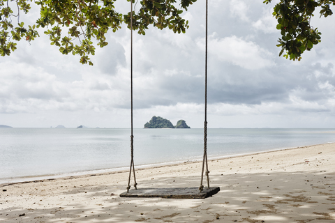 Thailand, Ko Yao Noi, Schaukel am Strand, lizenzfreies Stockfoto
