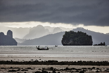 Thailand, Ko Yao Yai, Silhouette eines Fischerbootes auf dem Meer - RORF01095