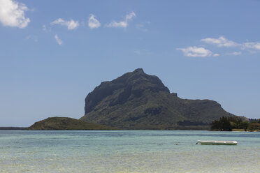 Mauritius, Südküste, Indischer Ozean, Le Morne mit Berg Le Morne Brabant, Boot - FOF09822