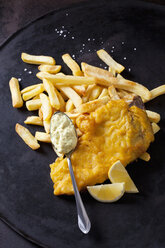 Fisch und Chips mit Remoulade und Zitronenscheibe - CSF28832