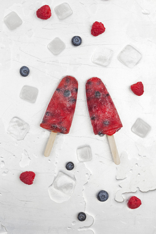 Fruchteislutscher mit frischen Himbeeren und Heidelbeeren, lizenzfreies Stockfoto