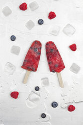 Fruit ice lollies with fresh raspberries and blueberries - GWF05407