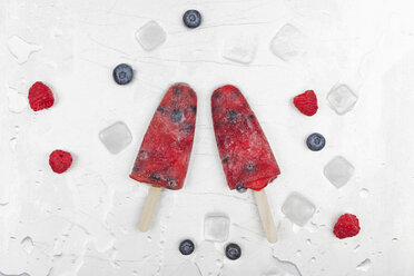 Fruit ice lollies with fresh raspberries and blueberries - GWF05408