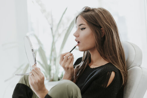 Porträt einer jungen Frau mit Lippenstift - OCAF00050