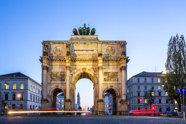 Germany, Bavaria, Munich, North facade of Victory Gate, view to Ludwigstraße, blue hour - PUF01180