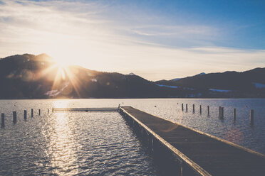 Deutschland, Bayern, Tegernsee, Uferpromenade bei Sonnenuntergang - PUF01182