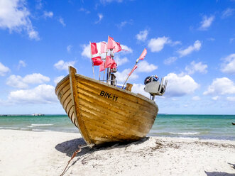 Deutschland, Mecklenburg-Vorpommern, Ostseebad Binz, Fischerboot am Strand - PUF01186