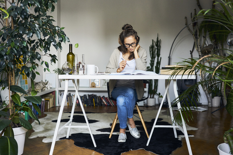 Studentin lernt zu Hause, lizenzfreies Stockfoto