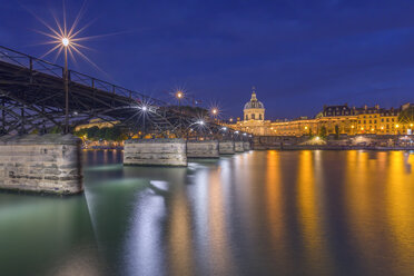 Frankreich, Paris, Kunstbrücke am Abend - RPSF00175
