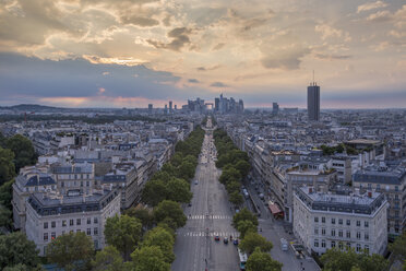 Frankreich, Paris, La Defense und Stadtansicht am Abend - RPSF00177