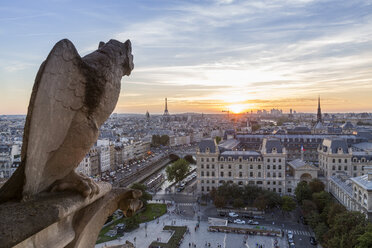 Frankreich, Paris, Blick von Notre Dame de Paris, Stadtansicht bei Sonnenuntergang - RPSF00181