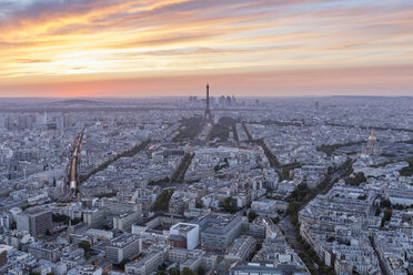 Frankreich, Paris, Stadtansicht bei Sonnenuntergang - RPSF00186