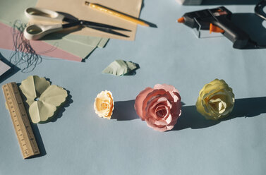 Paper flowers, tinkering - MOMF00375