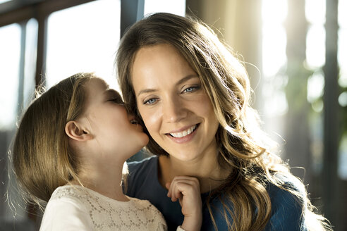 Lächelndes Mädchen flüstert ihrer Mutter ins Ohr - SBOF01353