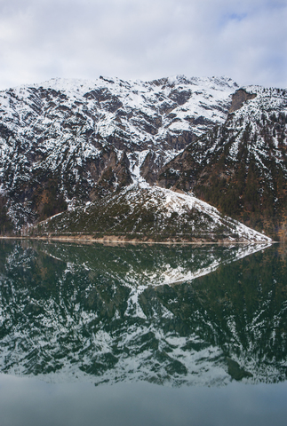 Österreich, Tirol, Maurach am Achensee, Achensee, Wasserspiegelung, lizenzfreies Stockfoto