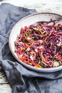 Zoodles, Zucchini-Spaghetti mit bunter Karotte, Gorgonzola-Sauce in Schale - SARF03502