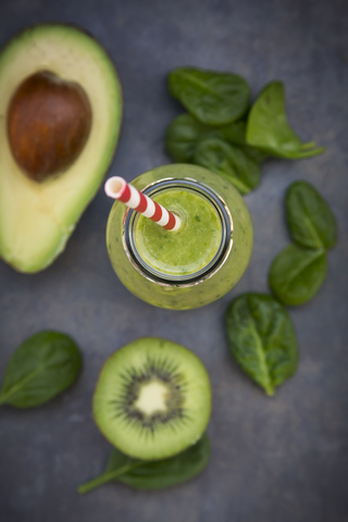 Grüner Detox-Smoothie mit Avocado, Kiwi und Babyspinat, lizenzfreies Stockfoto