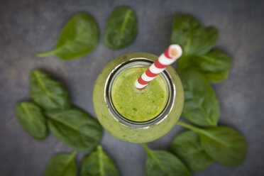 Green detox smoothie with avocado, kiwi and baby spinach - LVF06631