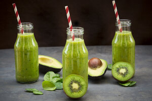 Grüner Detox-Smoothie mit Avocado, Kiwi und Babyspinat - LVF06632