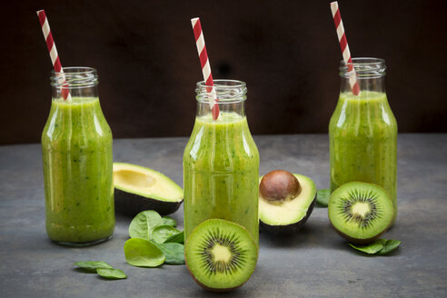 Green detox smoothie with avocado, kiwi and baby spinach - LVF06632