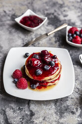 Pfannkuchen mit roter Grütze, Ahornsirup, Himbeere und Heidelbeere - SARF03503