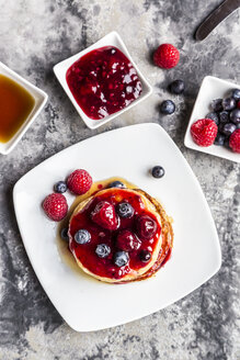 Pfannkuchen mit roter Grütze, Ahornsirup, Himbeere und Heidelbeere - SARF03505