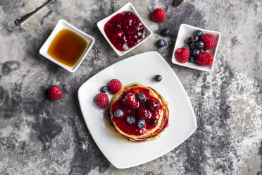 Pfannkuchen mit roter Grütze, Ahornsirup, Himbeere und Heidelbeere - SARF03506