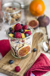 Glas Naturjoghurt mit Müsli und verschiedenen Früchten - SARF03508