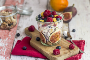 Glas Naturjoghurt mit Müsli und verschiedenen Früchten - SARF03509