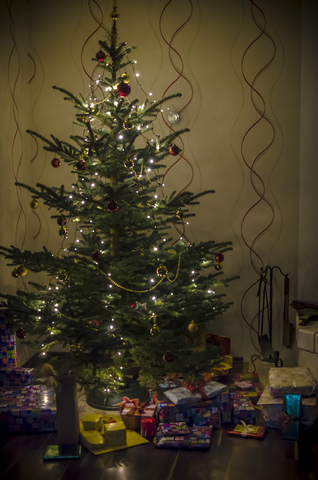 Weihnachtsbaum und Geschenke, lizenzfreies Stockfoto