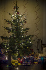 Christmas tree and presents - MHF00431
