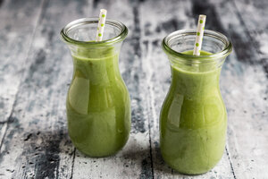 Avocado-Smoothie, grüner Smoothie mit Gurke, Apfel, Knollensellerie - SARF03512