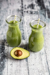 Avocado-Smoothie, grüner Smoothie mit Gurke, Apfel, Knollensellerie - SARF03513